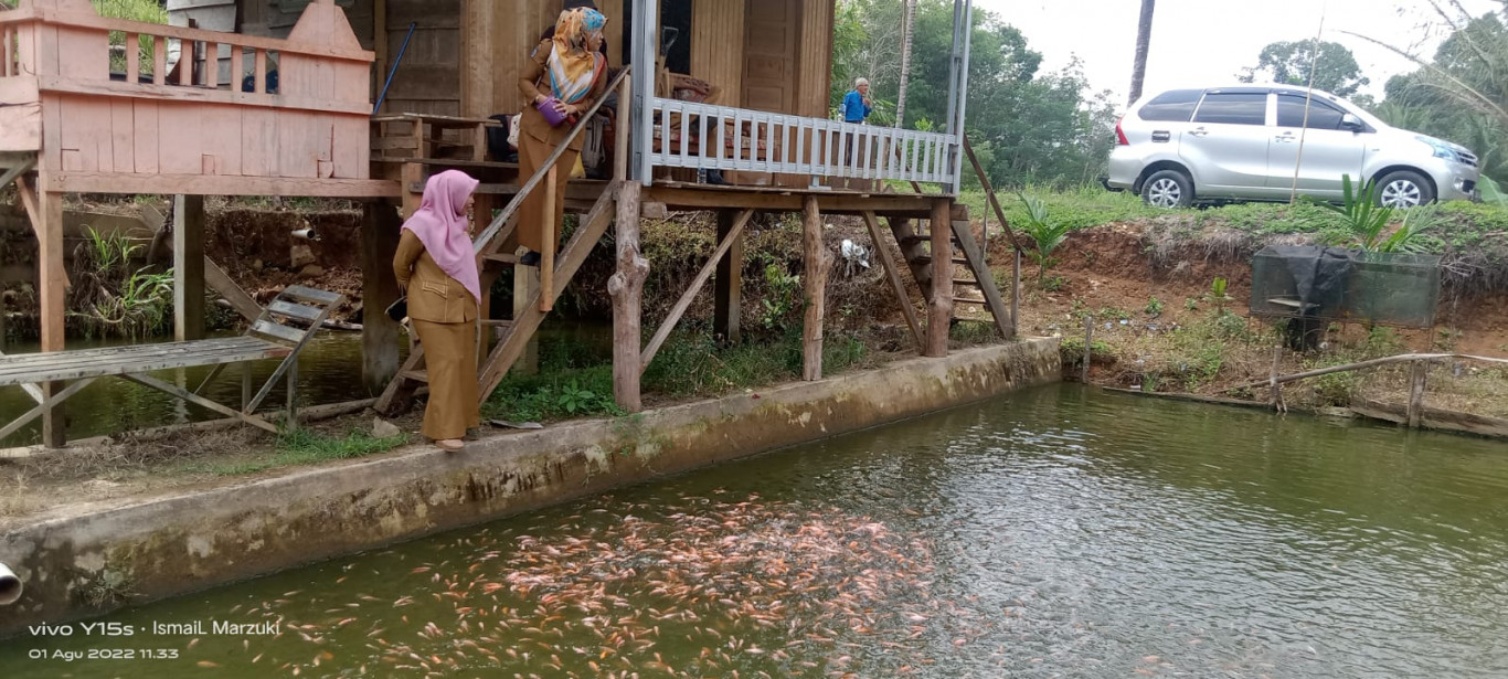 Ibu Kepala Dinas Dra. Hj. Yuhanah, M.M bersama Ibu Kepala Bidang Budidaya Herlina J, S.Pi